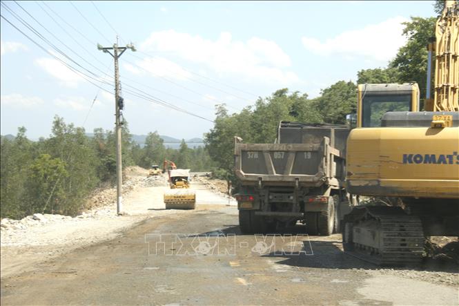 Đơn vị thi công tăng cường nhân lực và máy móc để đẩy nhanh tiến độ thi công dự án cải tạo, nâng cấp quốc lộ 28B. Ảnh: Nguyễn Thanh - TTXVN
