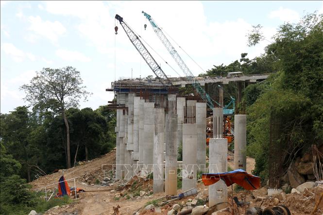 Thi công cầu cạn trên đèo Đại Ninh để mở rộng mặt đường lên 12 m tại các khúc cua, nhằm đảm bảo an toàn cho phương tiện lưu thông. Ảnh: Nguyễn Thanh - TTXVN