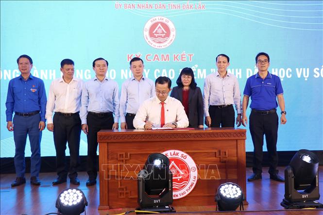 Đại diện Viettel Đắk Lắk ký cam kết thực hiện “100 ngày cao điểm Bình dân học vụ số” trên địa bàn tỉnh Đắk Lắk. Ảnh: Tuấn Anh – TTXVN