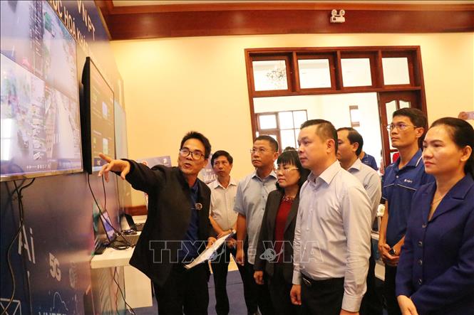 Lãnh đạo Tỉnh ủy, UBDN tỉnh Đắk Lắk trải nghiệm thực tế các nền tảng số, ứng dụng AI hỗ trợ cán bộ, người dân trong thực hiện thủ tục hành chính công. Ảnh: Tuấn Anh – TTXVN