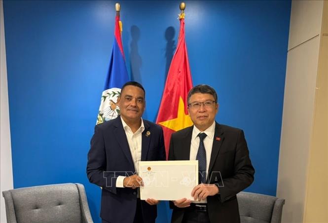 Đại sứ Nguyễn Văn Hải trình bản copy Thư ủy nhiệm lên ông Francis Fonseca, Bộ trưởng Ngoại giao, Ngoại thương, Văn hóa và Di cư Belize. Ảnh: TTXVN phát