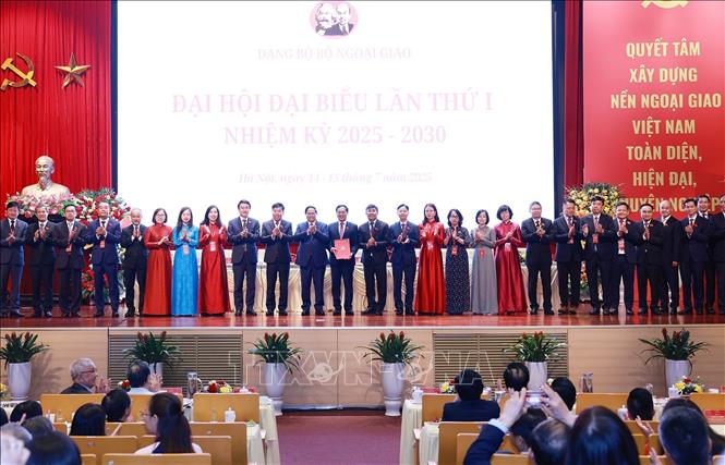 Thủ tướng Phạm Minh Chính với Ban Chấp hành Đảng bộ Bộ Ngoại giao nhiệm kỳ 2025-2030. Ảnh: Dương Giang-TTXVN
