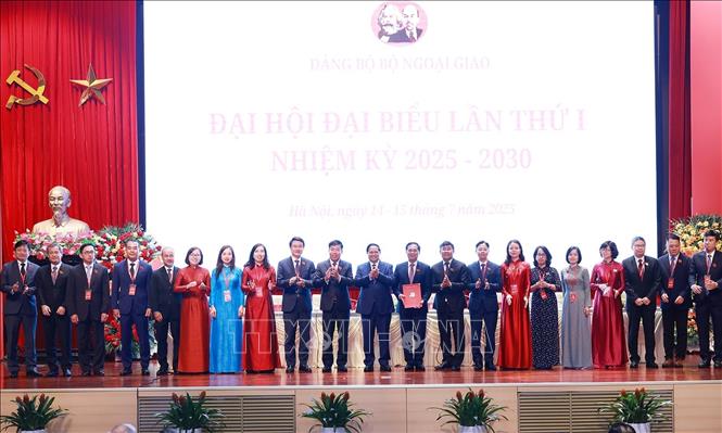 Thủ tướng Phạm Minh Chính với Ban Chấp hành Đảng bộ Bộ Ngoại giao nhiệm kỳ 2025-2030. Ảnh: Dương Giang-TTXVN
