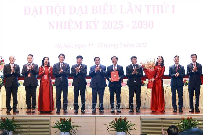 Thủ tướng Phạm Minh Chính trao quyết định và tặng hoa chúc mừng Ban Thường vụ Đảng uỷ Bộ Ngoại giao nhiệm kỳ 2025-2030. Ảnh: Dương Giang-TTXVN
