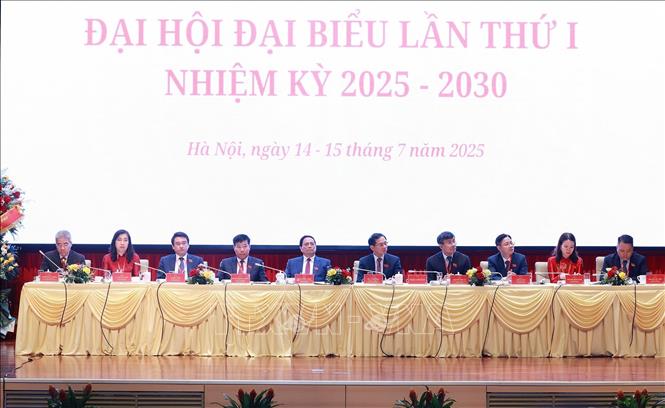 Thủ tướng Phạm Minh Chính và Đoàn Chủ tịch điều hành Đại hội đại biểu Đảng bộ Bộ Ngoại giao lần thứ nhất, nhiệm kỳ 2025-2030. Ảnh: Dương Giang-TTXVN
