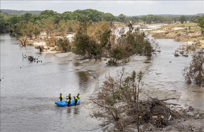 Lực lượng cứu hộ tìm kiếm người mất tích do lũ quét tại Kerrville, Texas, Mỹ. Ảnh: THX/TTXVN