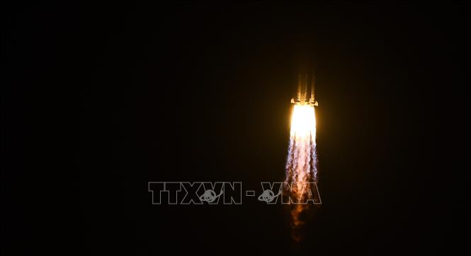 Tên lửa đẩy Trường Chinh-7 Y10 mang theo tàu Thiên Châu-9 rời bệ phóng tại Bãi phóng tàu vũ trụ Văn Xương ở tỉnh Hải Nam, Trung Quốc, ngày 15/7/2025. Ảnh: THX/TTXVN