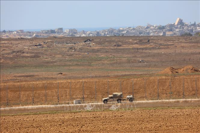 Xe quân sự Israel được triển khai ở miền Nam nước này, gần biên giới với Dải Gaza. Ảnh: THX/TTXVN