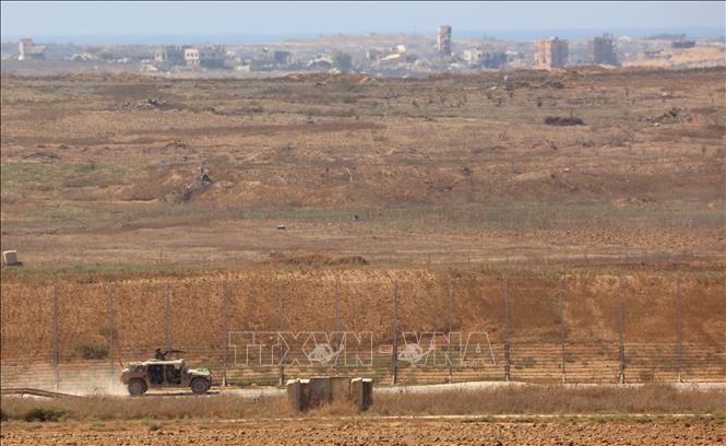 Xe quân sự Israel được triển khai ở miền Nam nước này, gần biên giới với Dải Gaza. Ảnh: THX/TTXVN