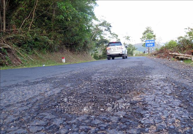 Một số vị trí trên mặt đường Quốc lộ 24 đoạn từ xã Ba Tơ lên xã Kon Plông đã xuống cấp. Ảnh: Cao Nguyên-TTXVN