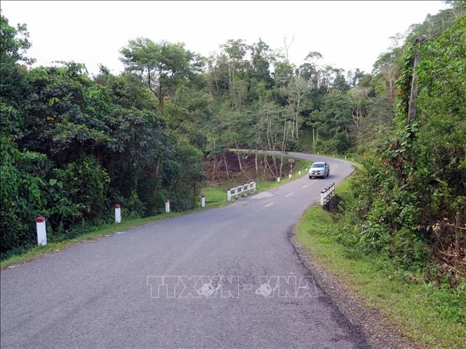 Quốc lộ 24 còn 58 km đường nhỏ hẹp, quanh co trong khi lưu lượng người, phương tiện lưu thông nhiều, rất nguy hiểm. Ảnh: Cao Nguyên-TTXVN
                         