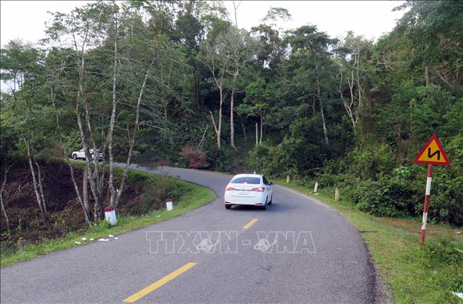 Quốc lộ 24 còn 58 km đường nhỏ hẹp, quanh co trong khi lưu lượng người, phương tiện lưu thông nhiều, rất nguy hiểm. Ảnh: Cao Nguyên-TTXVN

