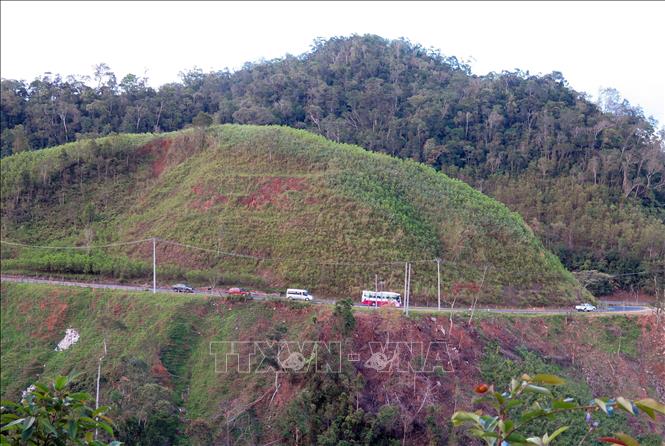 Quốc lộ 24 còn khoảng 58 km từ xã Ba Tơ lên xã Kon Plông (Quảng Ngãi) là đường cấp IV, V miền núi, chưa được đầu tư nên rất nguy hiểm cho người và phương tiện khi lưu thông. Ảnh: Cao Nguyên-TTXVN
