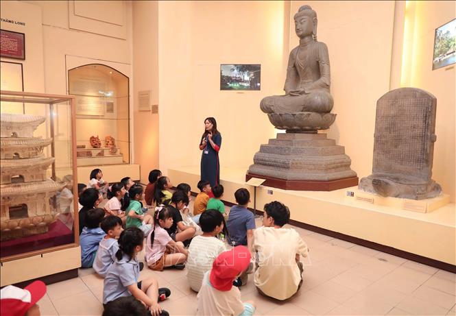 Tham quan Bảo tàng Lịch sử Quốc gia luôn là buổi học được nhiều em nhỏ mong đợi. Ảnh Thành Phương – TTXVN