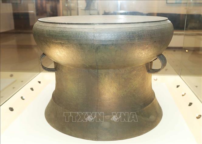 Bảo vật Quốc gia Việt Nam - trống Ngọc Lũ (văn hoá Đông Sơn) có niên đại khoảng 2.500 - 2.000 năm trước Công nguyên được trưng bày tại Bảo tàng. Ảnh Thành Phương – TTXVN