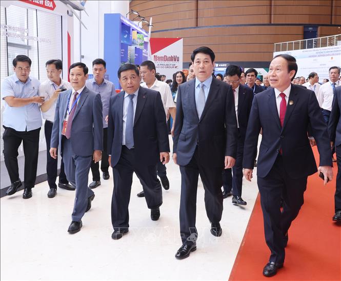Chủ tịch nước Lương Cường cùng các đại biểu tham quan trưng bày, giới thiệu xúc tiến thương mại bên lề Hội nghị xúc tiến đầu tư Hải Phòng. Ảnh: Lâm Khánh – TTXVN