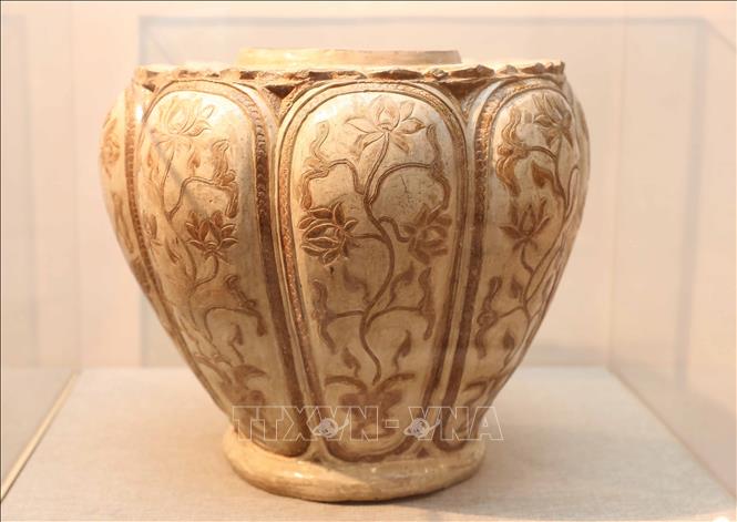 Thống hoa nâu thời Trần, thế kỷ 13 - 14 trưng bày, giới thiệu đến công chúng tại Bảo tàng. Ảnh Thành Phương – TTXVN