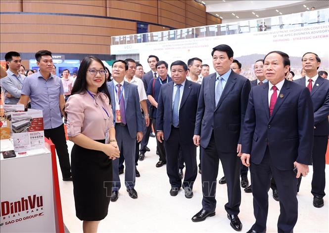 Chủ tịch nước Lương Cường cùng các đại biểu tham quan trưng bày, giới thiệu xúc tiến thương mại bên lề Hội nghị xúc tiến đầu tư Hải Phòng. . Ảnh: Lâm Khánh – TTXVN