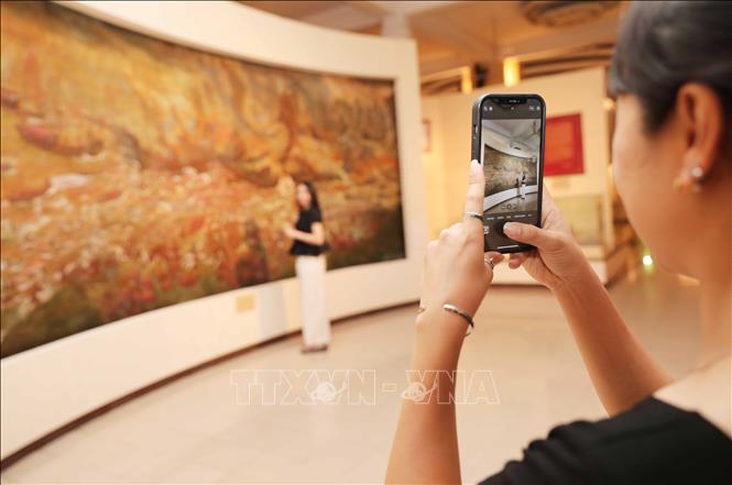 Du khách lưu lại kỷ niệm tại Bảo tàng Lịch sử Quốc gia. Ảnh: Thành Phương – TTXVN
