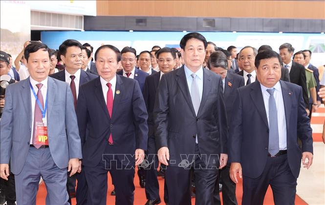Chủ tịch nước Lương Cường cùng các đại biểu đến dự hội nghị. Ảnh: Lâm Khánh – TTXVN