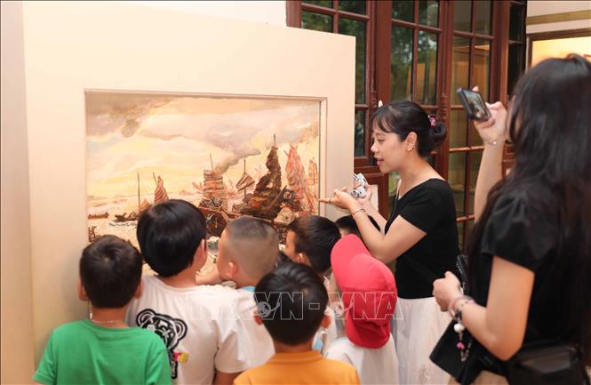 Những câu chuyện, hiện vật lịch sử là bài học sinh động về lòng yên nước cho thế thệ trẻ. Ảnh Thành Phương – TTXVN