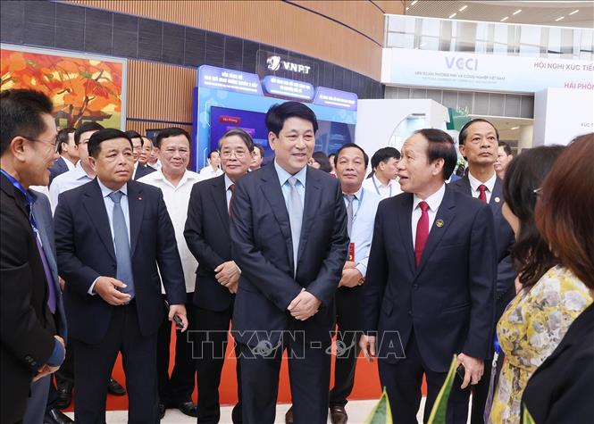 Chủ tịch nước Lương Cường cùng các đại biểu tham quan trưng bày, giới thiệu xúc tiến thương mại bên lề hội nghị. Ảnh: Lâm Khánh – TTXVN