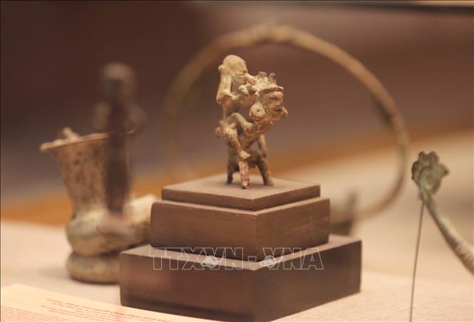 Tượng hai người cõng nhau thổi kèn – văn hoá Đông Sơn niên đại khoảng 2.500 năm trước Công nguyên được trưng bày, giới thiệu đến công chúng tại Bảo tàng. Ảnh: Thành Phương – TTXVN