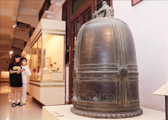 Chuông Vân Bản thời Trần, thế kỷ 13,14 được trưng bày, giới thiệu đến công chúng tại Bảo tàng. Ảnh: Thành Phương – TTXVN