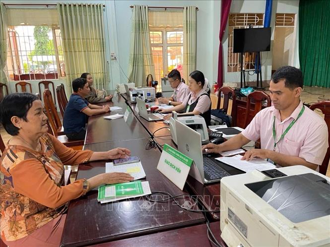 Ngân hàng Chính sách xã hội Bù Gia Mập thực hiện giao dịch tại xã Đa Kia. Ảnh: K GỬIH - TTXVN 
