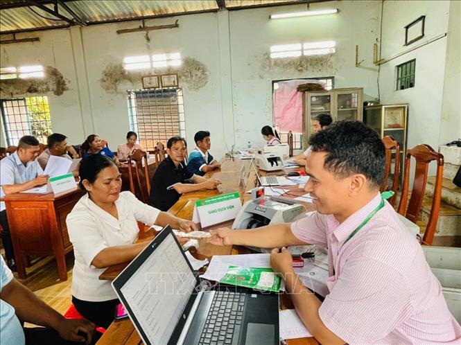Ngân hàng Chính sách xã hội Bù Gia Mập thực hiện giao dịch tại xã Phú Nghĩa. Ảnh: K GỬIH - TTXVN 