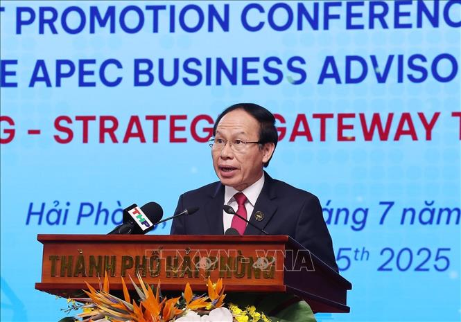 Bí thư Thành uỷ Hải Phòng Lê Tiến Châu phát biểu khai mạc Hội nghị xúc tiến đầu tư “Hải Phòng - điểm đến chiến lược của kỷ nguyên mới”. Ảnh: Lâm Khánh – TTXVN