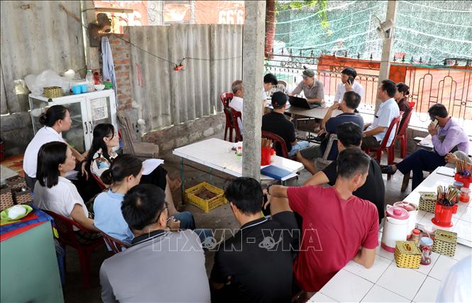 Đoàn công tác làm việc với chủ quán ăn và cơ sở giết mổ. Ảnh: Thế Duyệt – TTXVN