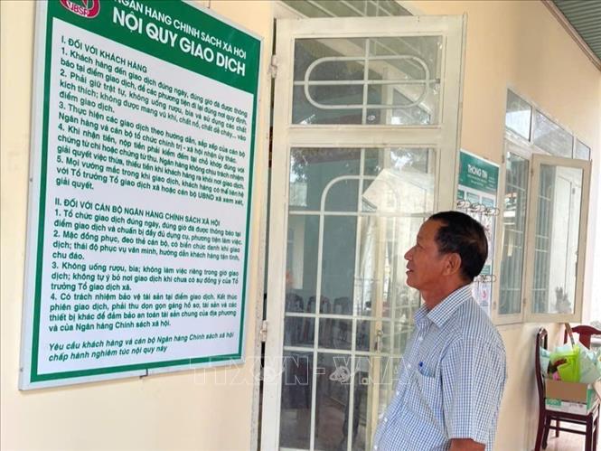 Người dân tìm hiểu quy định vay vốn của Ngân hàng Chính sách xã hội tại UBND xã Đa Kia. Ảnh: K GỬIH - TTXVN 