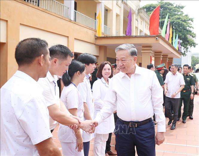 Tổng Bí thư Tô Lâm với các y bác sĩ, điều dưỡng Trung tâm Điều dưỡng thương binh Thuận Thành. Ảnh: Thống Nhất – TTXVN