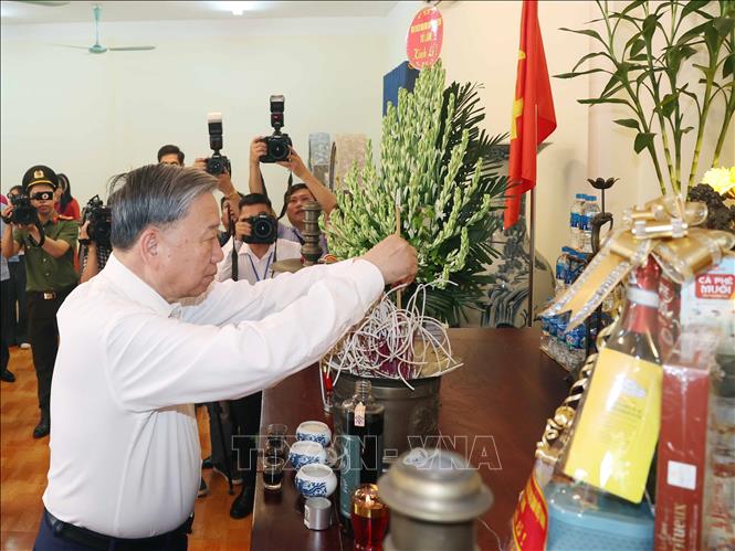 Tổng Bí thư Tô Lâm dâng hương tưởng niệm các Anh hùng liệt sĩ tại Trung tâm Điều dưỡng thương binh Thuận Thành. Ảnh: Thống Nhất – TTXVN