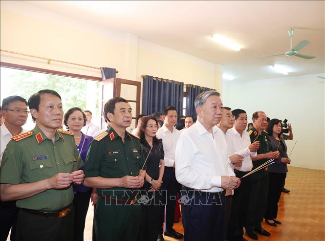 Tổng Bí thư Tô Lâm dâng hương tưởng niệm các Anh hùng liệt sĩ tại Trung tâm Điều dưỡng thương binh Thuận Thành. Ảnh: Thống Nhất – TTXVN