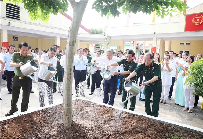 Tổng Bí thư Tô Lâm và các đại biểu trồng cây lưu niệm tại Trung tâm Điều dưỡng thương binh Thuận Thành. Ảnh: Thống Nhất – TTXVN