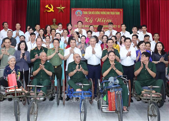 Tổng Bí thư Tô Lâm với thương bệnh binh và cán bộ, nhân viên Trung tâm Điều dưỡng thương binh Thuận Thành. Ảnh: Thống Nhất – TTXVN
