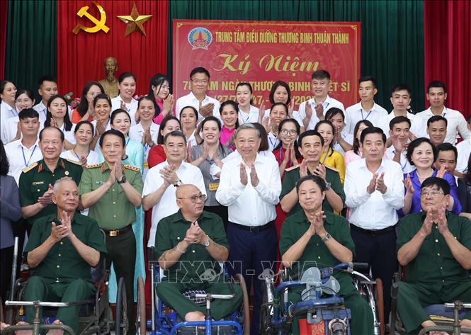 Tổng Bí thư Tô Lâm với thương bệnh binh và cán bộ, nhân viên Trung tâm Điều dưỡng thương binh Thuận Thành. Ảnh: Thống Nhất – TTXVN