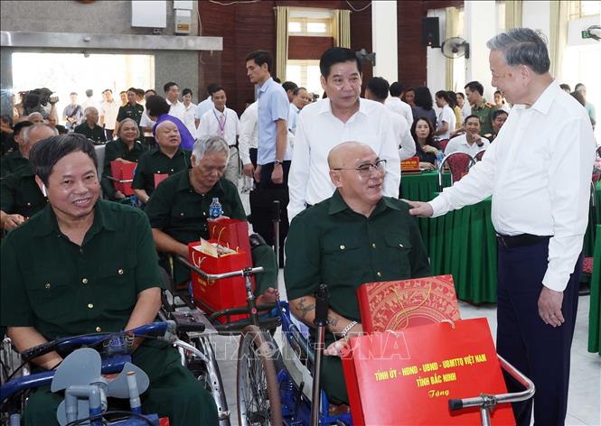 Tổng Bí thư Tô Lâm thăm hỏi và tặng quà cho thương bệnh binh. Ảnh: Thống Nhất – TTXVN