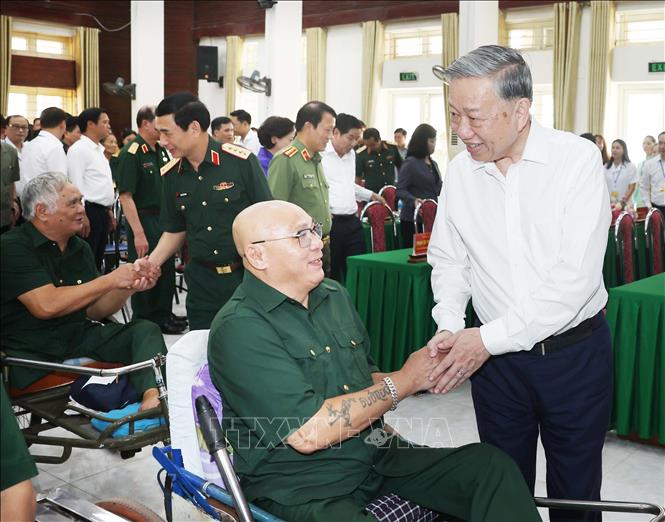 Tổng Bí thư Tô Lâm thăm hỏi các thương bệnh binh. Ảnh: Thống Nhất – TTXVN