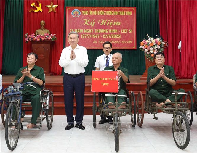 Tổng Bí thư Tô Lâm tặng quà cho thương bệnh binh. Ảnh: Thống Nhất – TTXVN