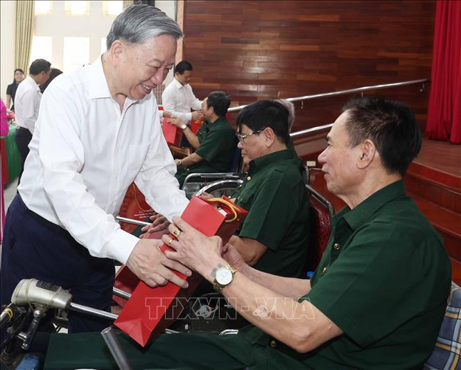 Tổng Bí thư Tô Lâm thăm hỏi và tặng quà cho thương bệnh binh. Ảnh: Thống Nhất – TTXVN
