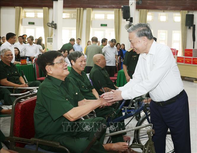 Tổng Bí thư Tô Lâm thăm hỏi các thương bệnh binh. Ảnh: Thống Nhất – TTXVN