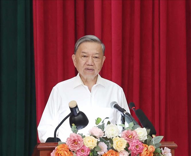 Tổng Bí thư Tô Lâm thăm hỏi, động viên các thương bệnh binh. Ảnh: Thống Nhất – TTXVN
