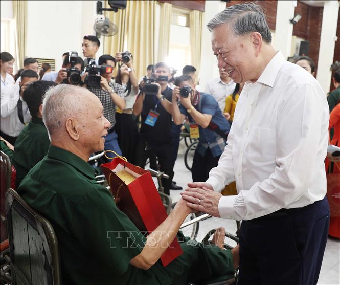 Tổng Bí thư Tô Lâm thăm hỏi và tặng quà cho thương bệnh binh. Ảnh: Thống Nhất – TTXVN
