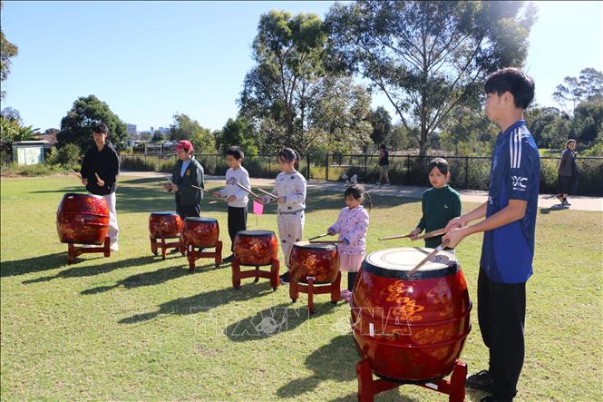Performing traditional drums. VNA Photo: Thanh Tú