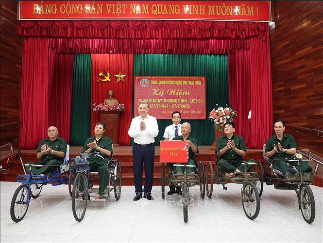 Tổng Bí thư Tô Lâm tặng quà cho thương bệnh binh. Ảnh: Thống Nhất – TTXVN