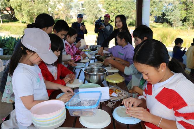 Children experience making traditional nem (springrolls). VNA Photo: Thanh Tú