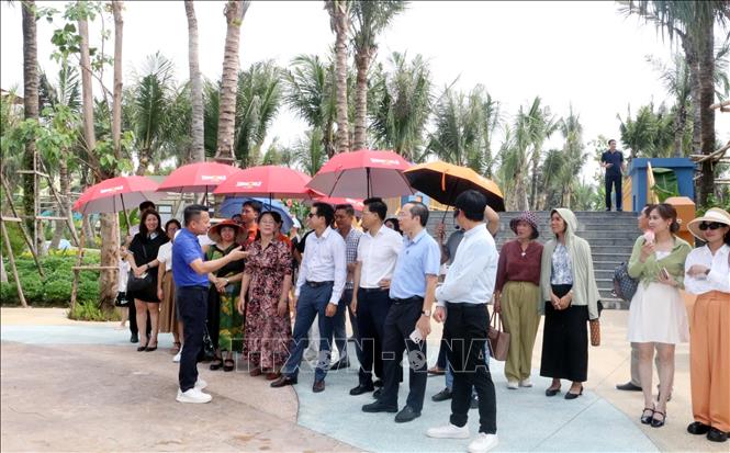 Đoàn khảo sát sản phẩm du lịch Sunworld Hà Nam. Ảnh: Nguyễn Chinh - TTXVN